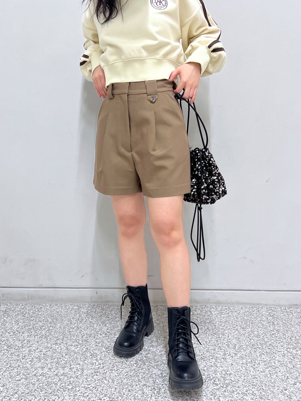 ブラウン系のその他パンツ、ベージュ系のスウェット、ホワイト系のブーツを着用したレディースの冬コーディネートの4枚目の写真