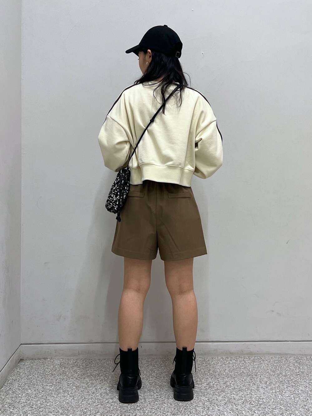 ブラウン系のその他パンツ、ベージュ系のスウェット、ホワイト系のブーツを着用したレディースの冬コーディネートの2枚目の写真