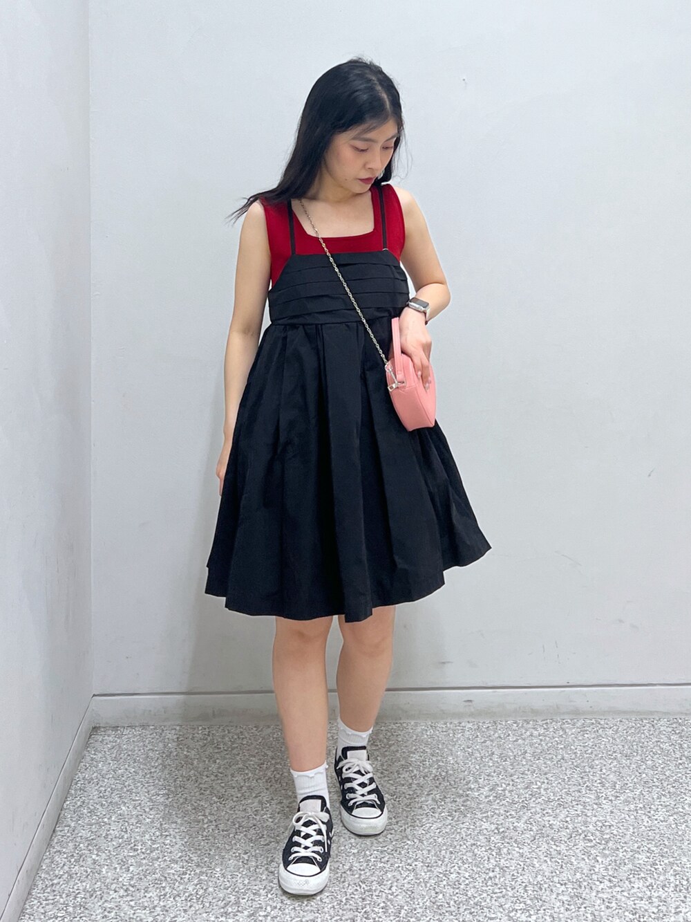 グレー系のノーカラージャケット、ブラック系のワンピース、ピンク系のショルダーバッグを着用したレディースの春コーディネートの2枚目の写真