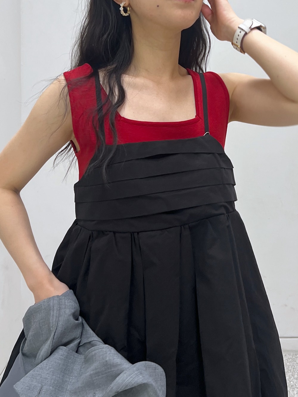 グレー系のノーカラージャケット、ブラック系のワンピース、ピンク系のショルダーバッグを着用したレディースの春コーディネートの3枚目の写真