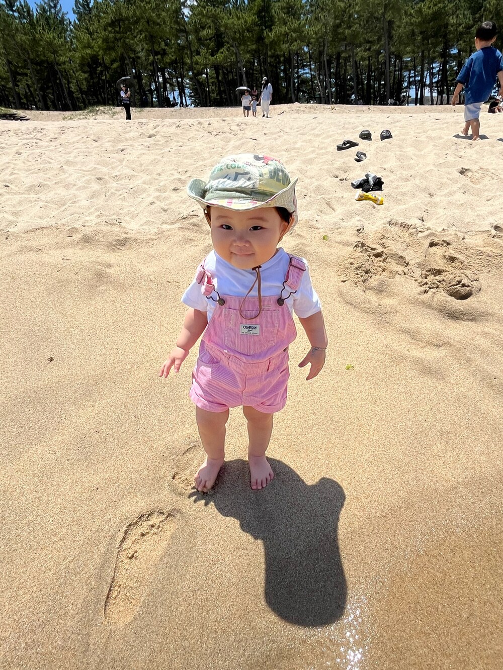 ピンク系のつなぎ/オールインワン、ホワイト系の帽子を着用したキッズの秋コーディネートの2枚目の写真