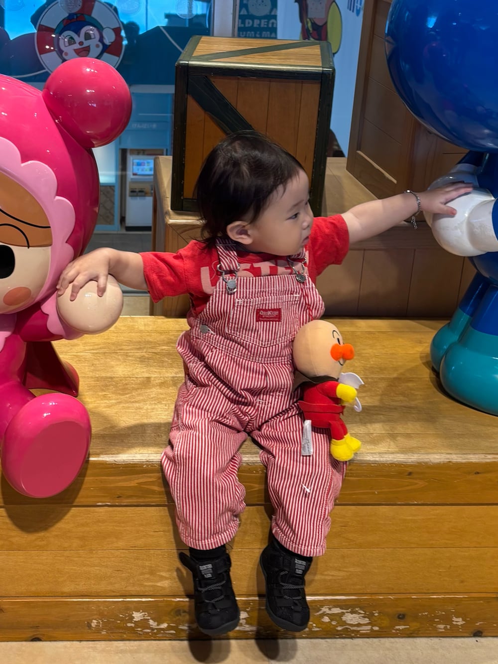 レッド系のTシャツ/カットソー、レッド系のつなぎ/オールインワンを着用したキッズの秋コーディネートの2枚目の写真