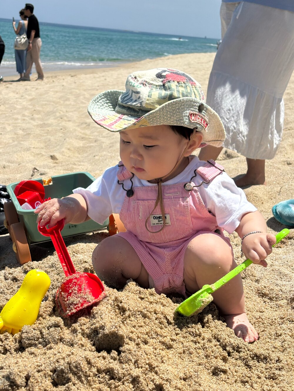 ピンク系のつなぎ/オールインワン、ホワイト系の帽子を着用したキッズの秋コーディネートの3枚目の写真