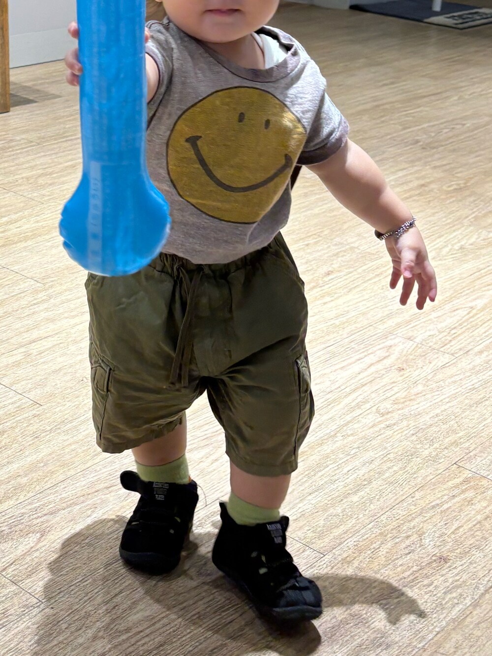 グリーン系のカーゴパンツ、ブラック系のシューズ、グレー系のTシャツ/カットソーを着用したキッズの秋コーディネートの3枚目の写真