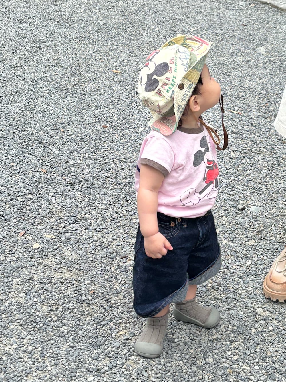 ブルー系のパンツ、ピンク系のTシャツ/カットソー、ホワイト系の帽子を着用したキッズの秋コーディネートの2枚目の写真