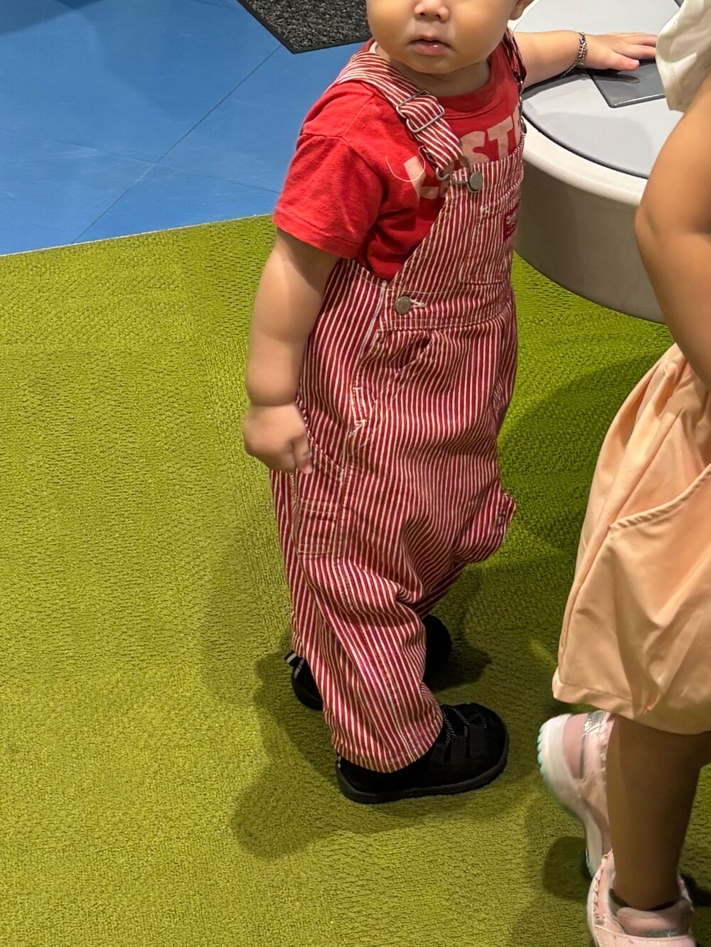 レッド系のTシャツ/カットソー、レッド系のつなぎ/オールインワンを着用したキッズの秋コーディネートの3枚目の写真