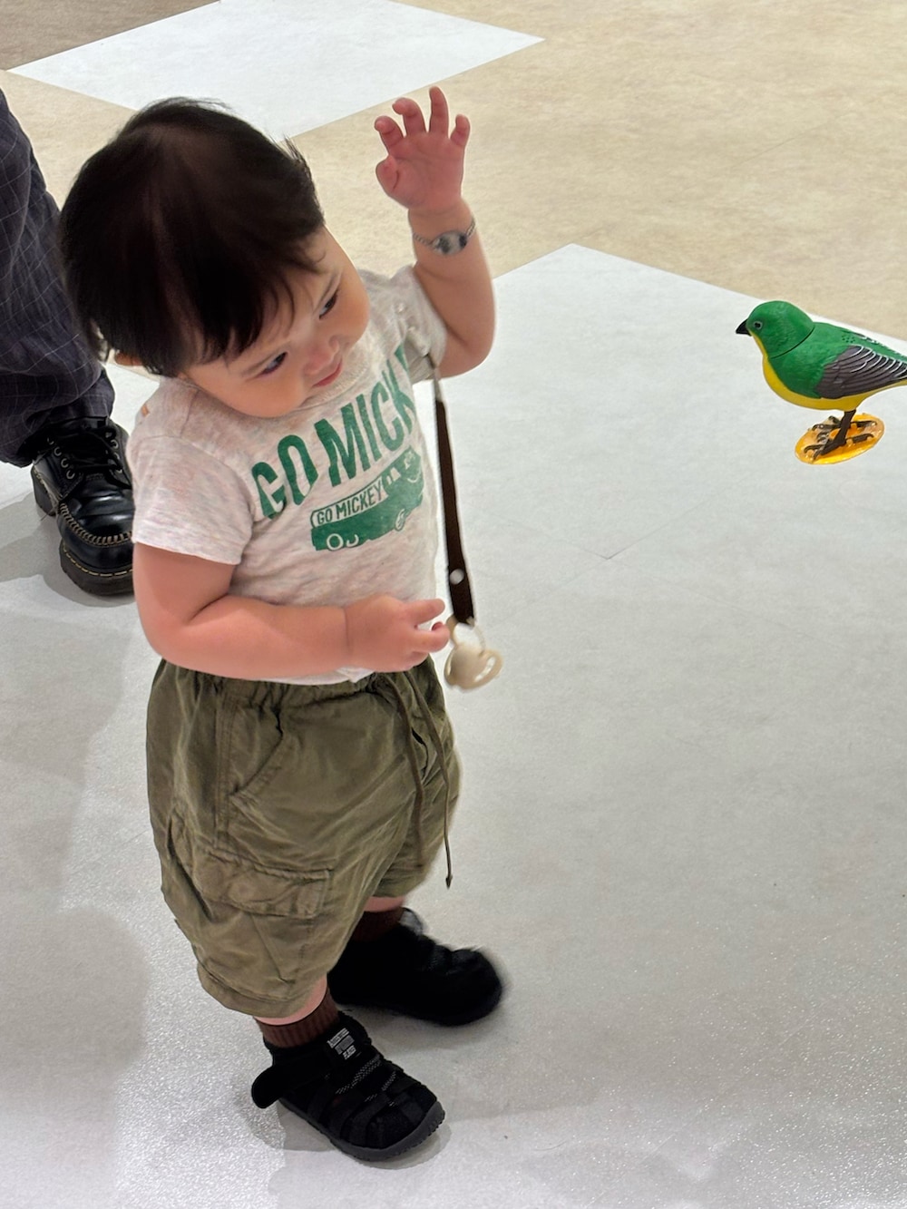 グリーン系のカーゴパンツ、ホワイト系のTシャツ/カットソーを着用したキッズの秋コーディネートの2枚目の写真