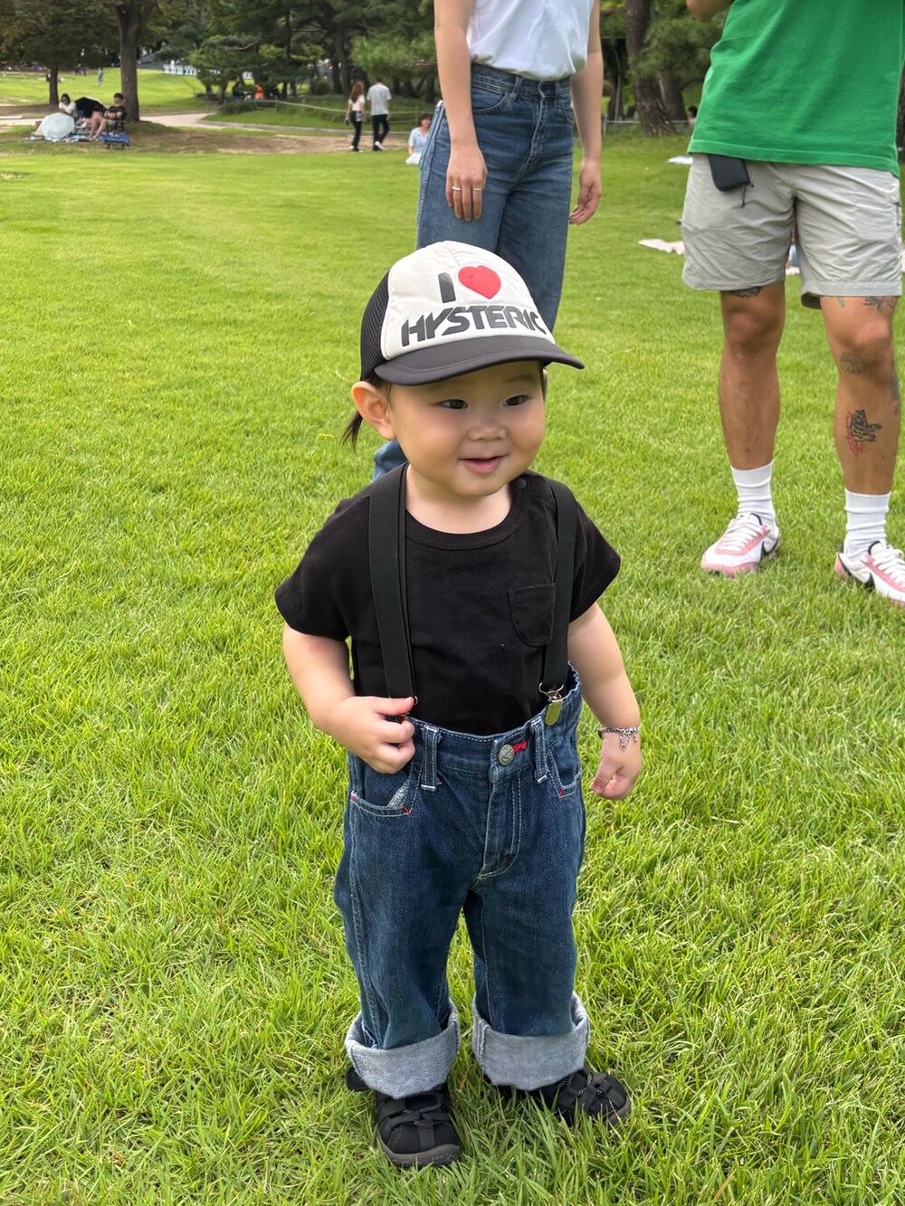 ブルー系のデニムパンツ、ホワイト系のキャップを着用したキッズの秋コーディネートの3枚目の写真