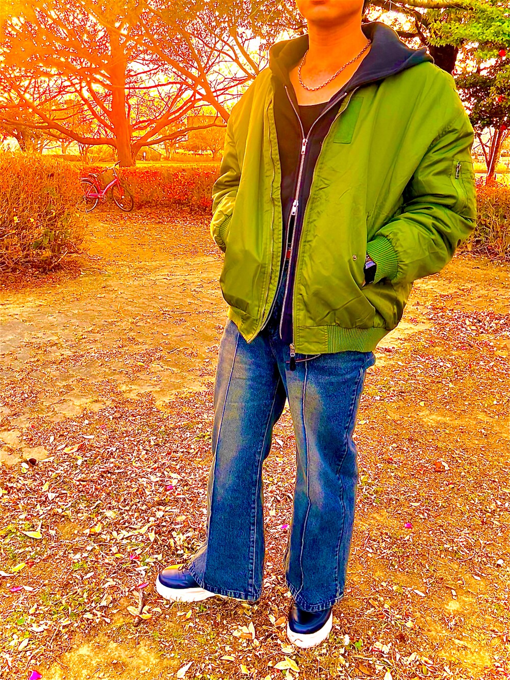 ブルー系のスラックス、ブラック系のスニーカー、ブラック系のパーカーを着用したメンズの冬コーディネートの2枚目の写真