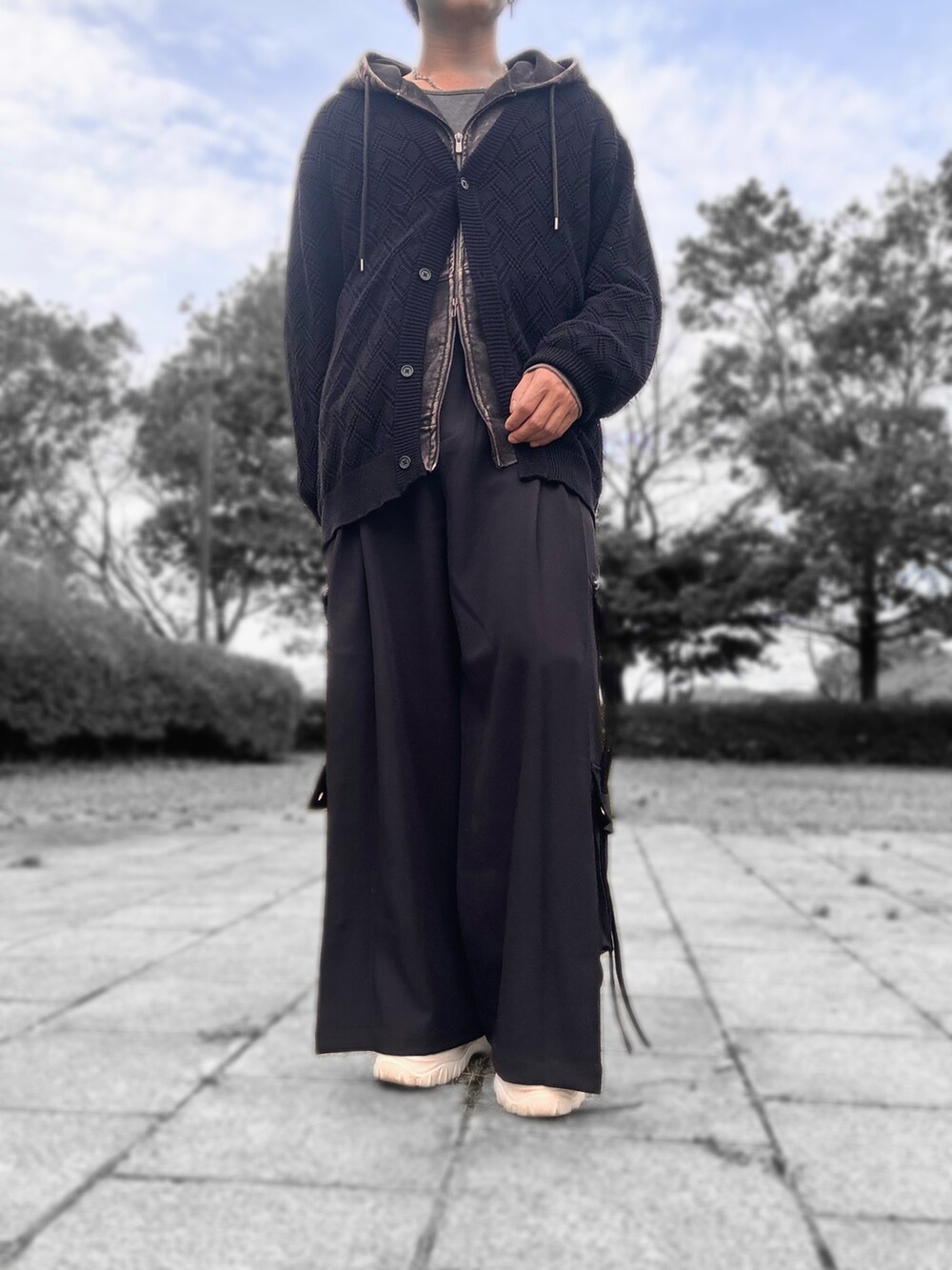 ブラック系のカーゴパンツ、ブラウン系のパーカー、ブルー系のタンクトップを着用したメンズの秋コーディネートの4枚目の写真