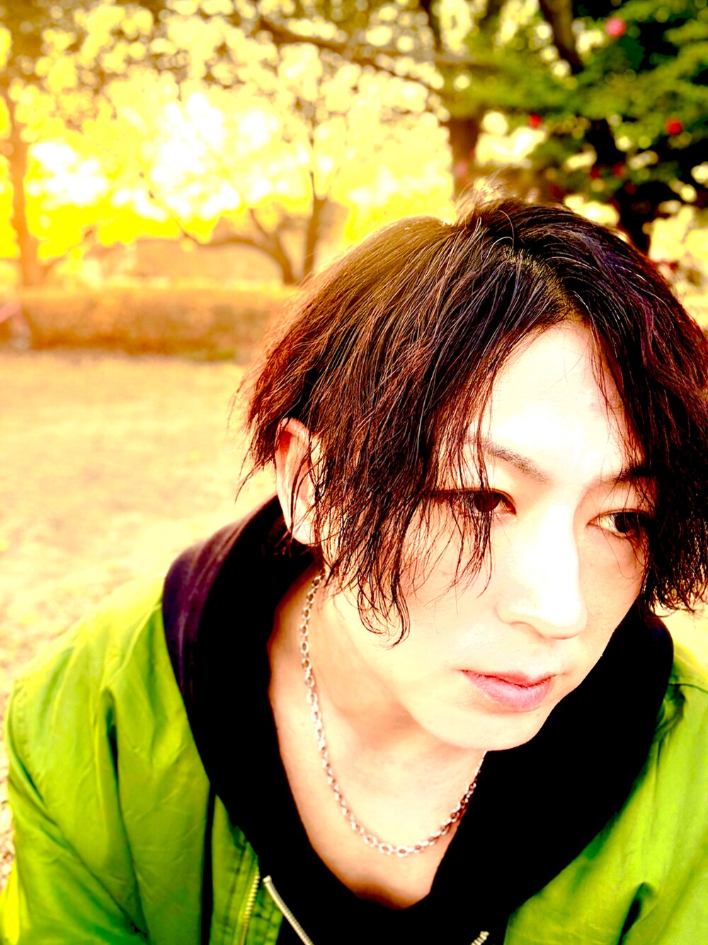 ブルー系のスラックス、ブラック系のスニーカー、ブラック系のパーカーを着用したメンズの冬コーディネートの3枚目の写真