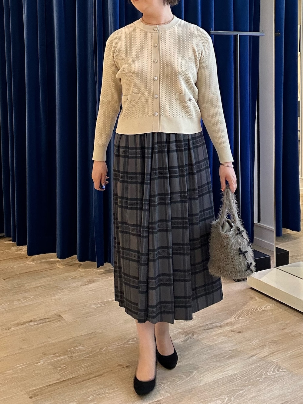 ホワイト系のニット/セーター、ブラウン系のスカートを着用したレディースの秋コーディネートの4枚目の写真