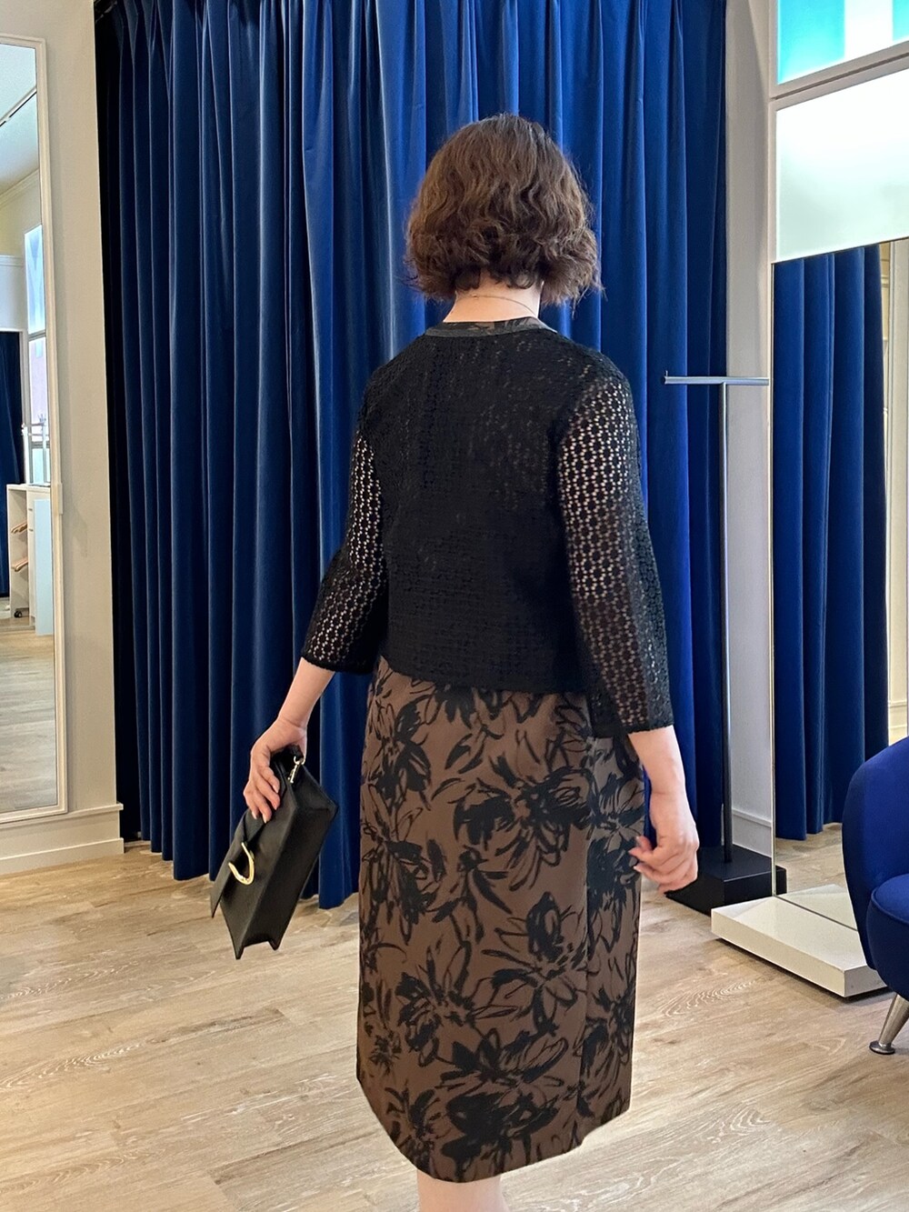 ベージュ系のワンピース、ブラック系のシャツ/ブラウスを着用したレディースの夏コーディネートの5枚目の写真