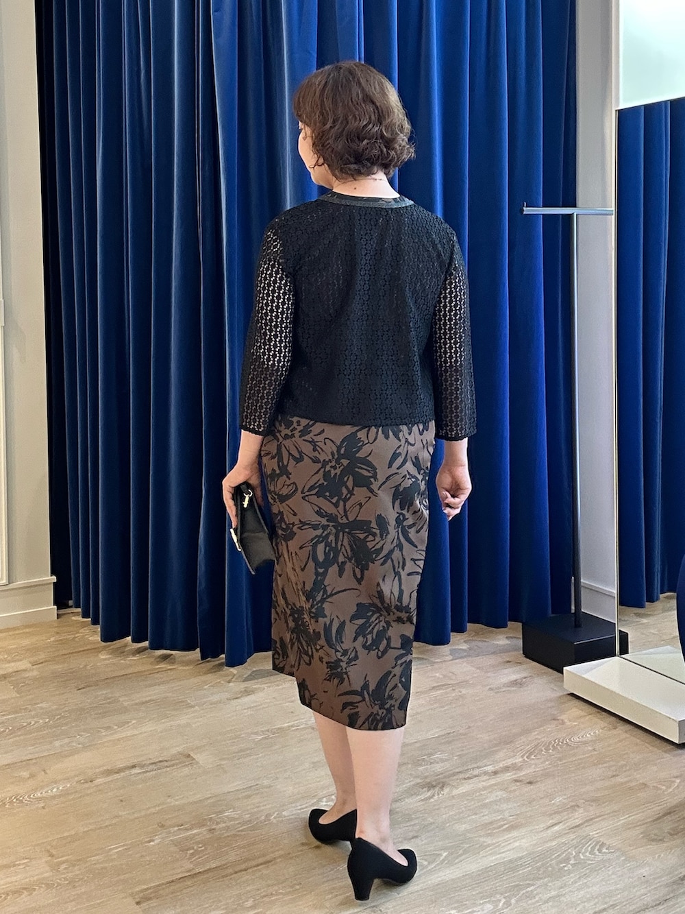 ベージュ系のワンピース、ブラック系のシャツ/ブラウスを着用したレディースの夏コーディネートの4枚目の写真