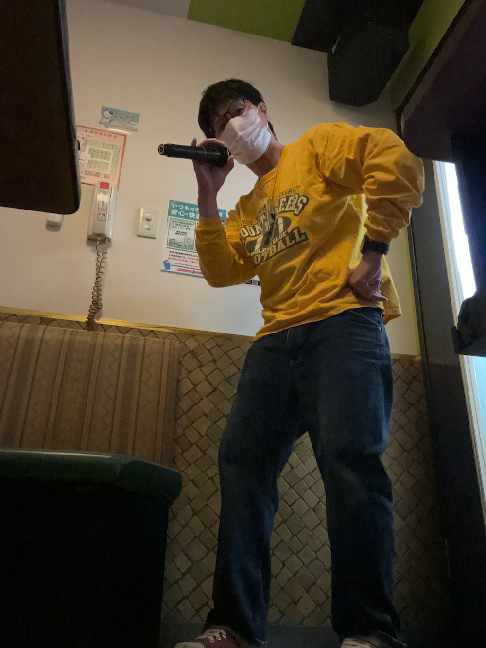 ブルー系のデニムパンツ、レッド系のスニーカー、イエロー系のTシャツ/カットソーを着用したメンズの春コーディネートの2枚目の写真