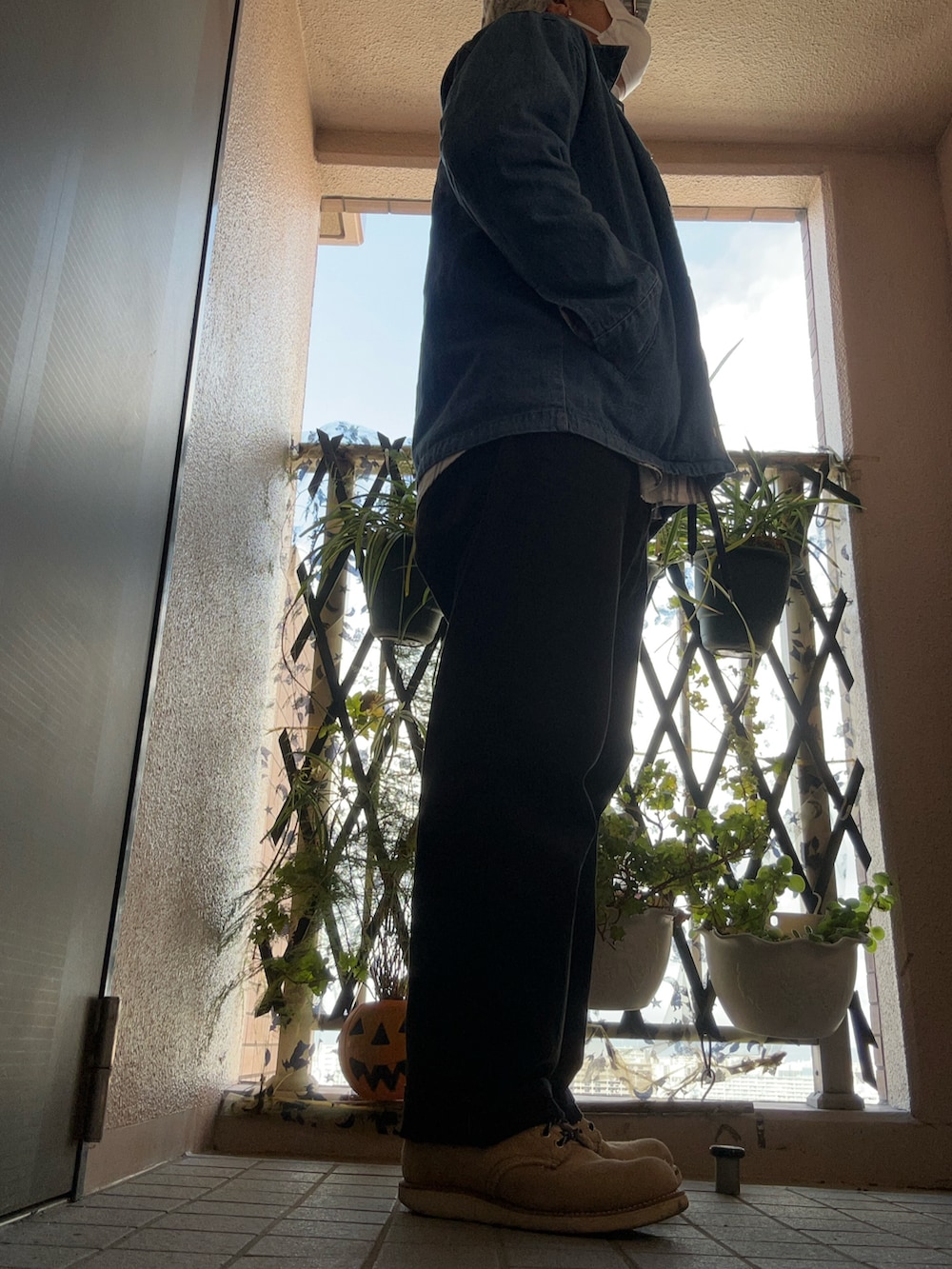 ベージュ系のブーツ、ブラック系のデニムパンツ、ブルー系のデニムジャケットを着用したメンズの冬コーディネートの2枚目の写真