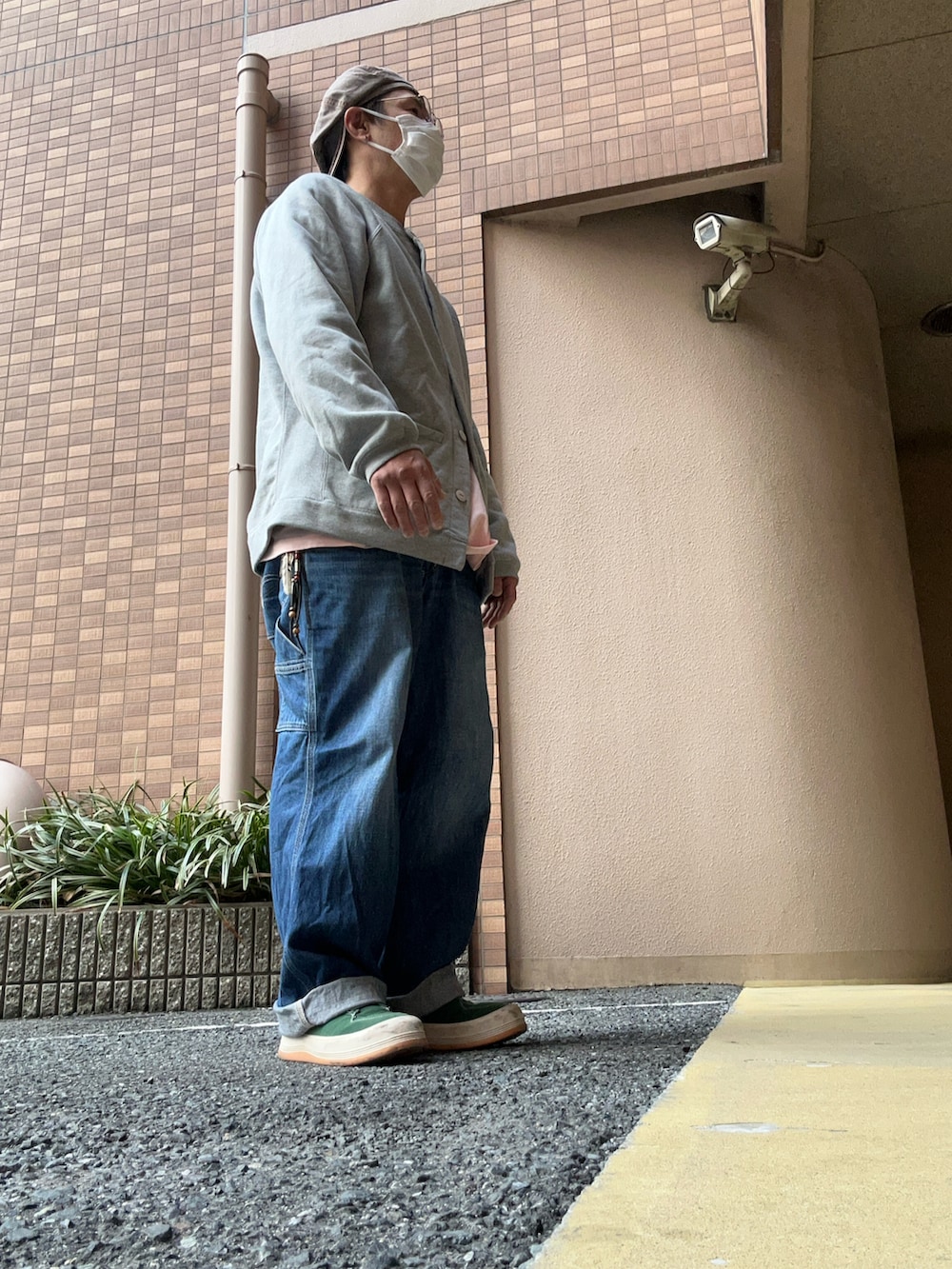 ブルー系のデニムパンツ、グレー系のスウェット、グリーン系のスニーカーを着用したメンズの冬コーディネートの2枚目の写真