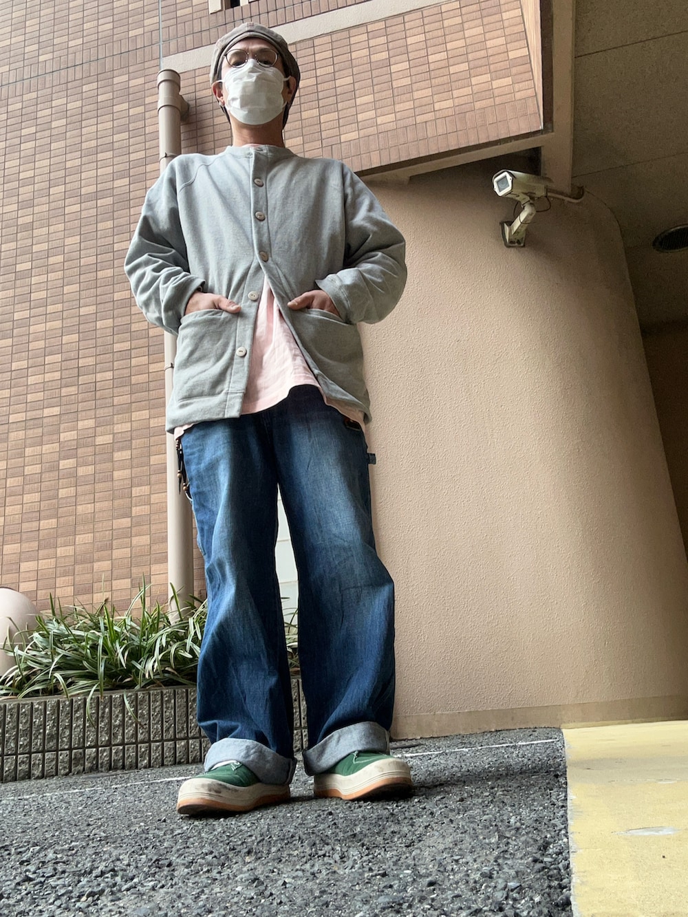 ブルー系のデニムパンツ、グレー系のスウェット、グリーン系のスニーカーを着用したメンズの冬コーディネートの3枚目の写真