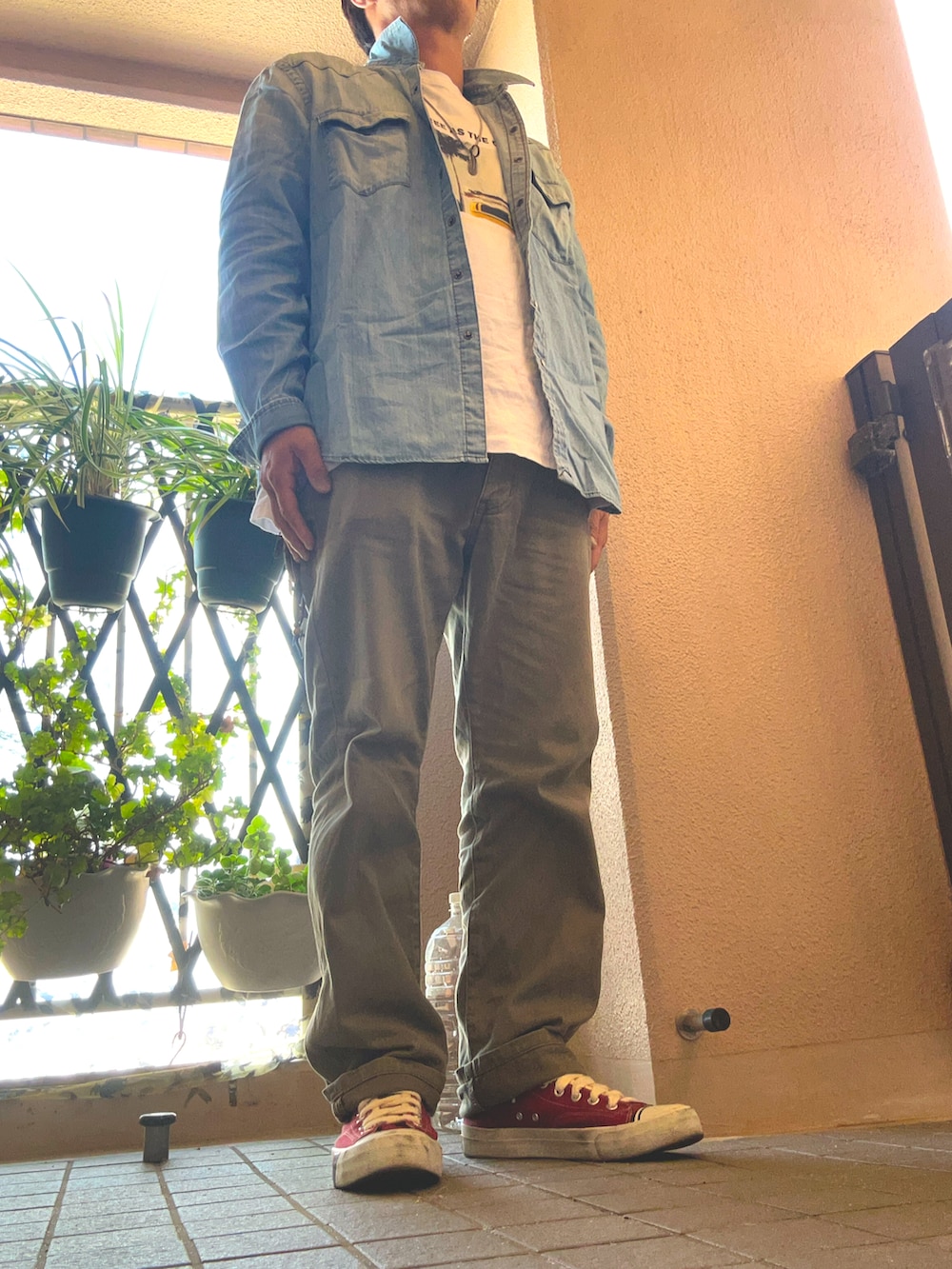 ホワイト系のTシャツ/カットソー、ブルー系のシャツ/ブラウス、グリーン系のチノパンツを着用したメンズの秋コーディネートの3枚目の写真