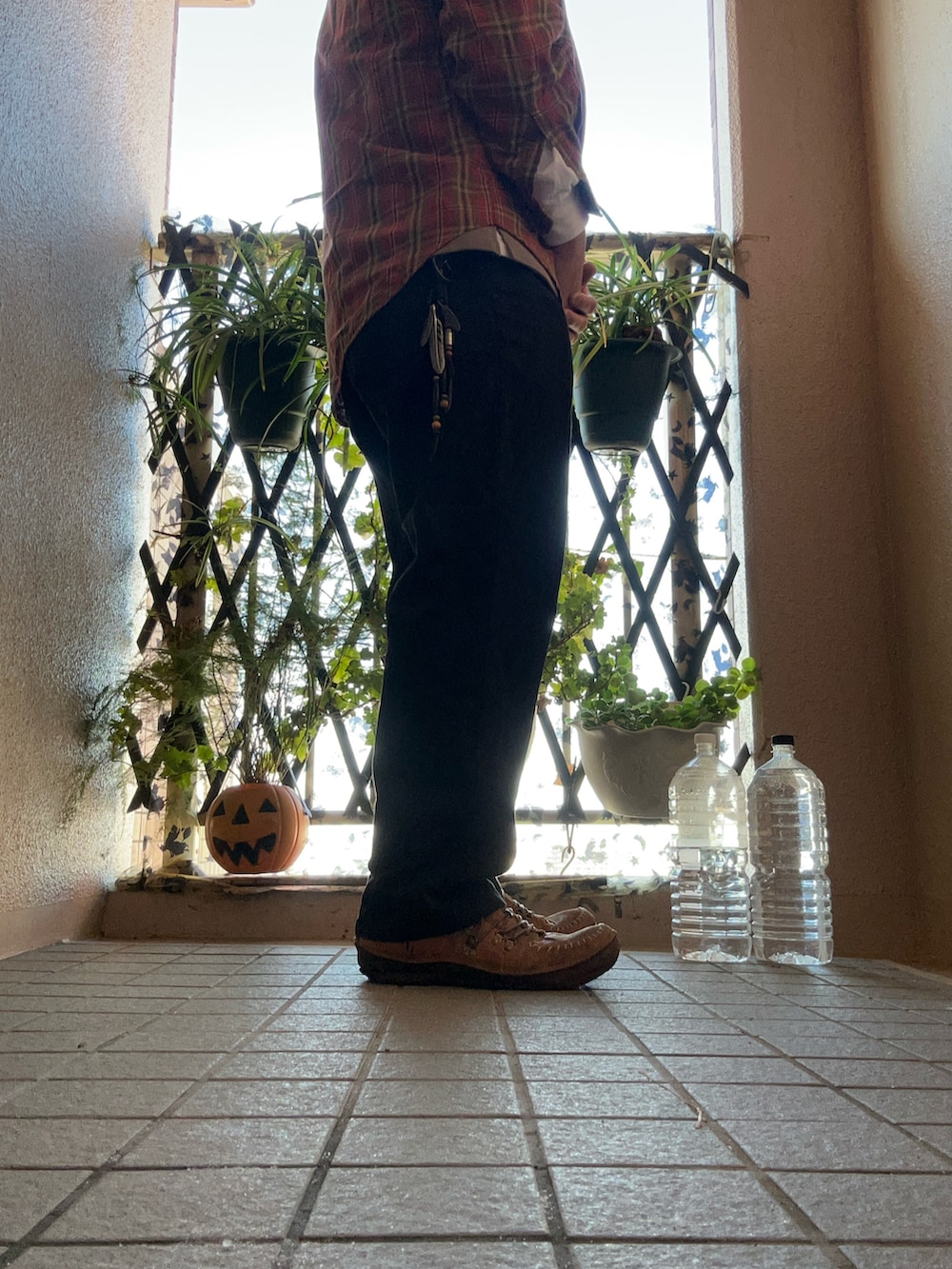 ベージュ系のTシャツ/カットソー、その他のシャツ/ブラウス、ブラウン系のシューズを着用したメンズの秋コーディネートの2枚目の写真