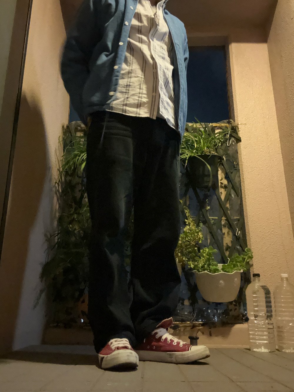 ブラック系のデニムパンツ、レッド系のスニーカー、ブルー系のデニムジャケットを着用したメンズの冬コーディネートの3枚目の写真