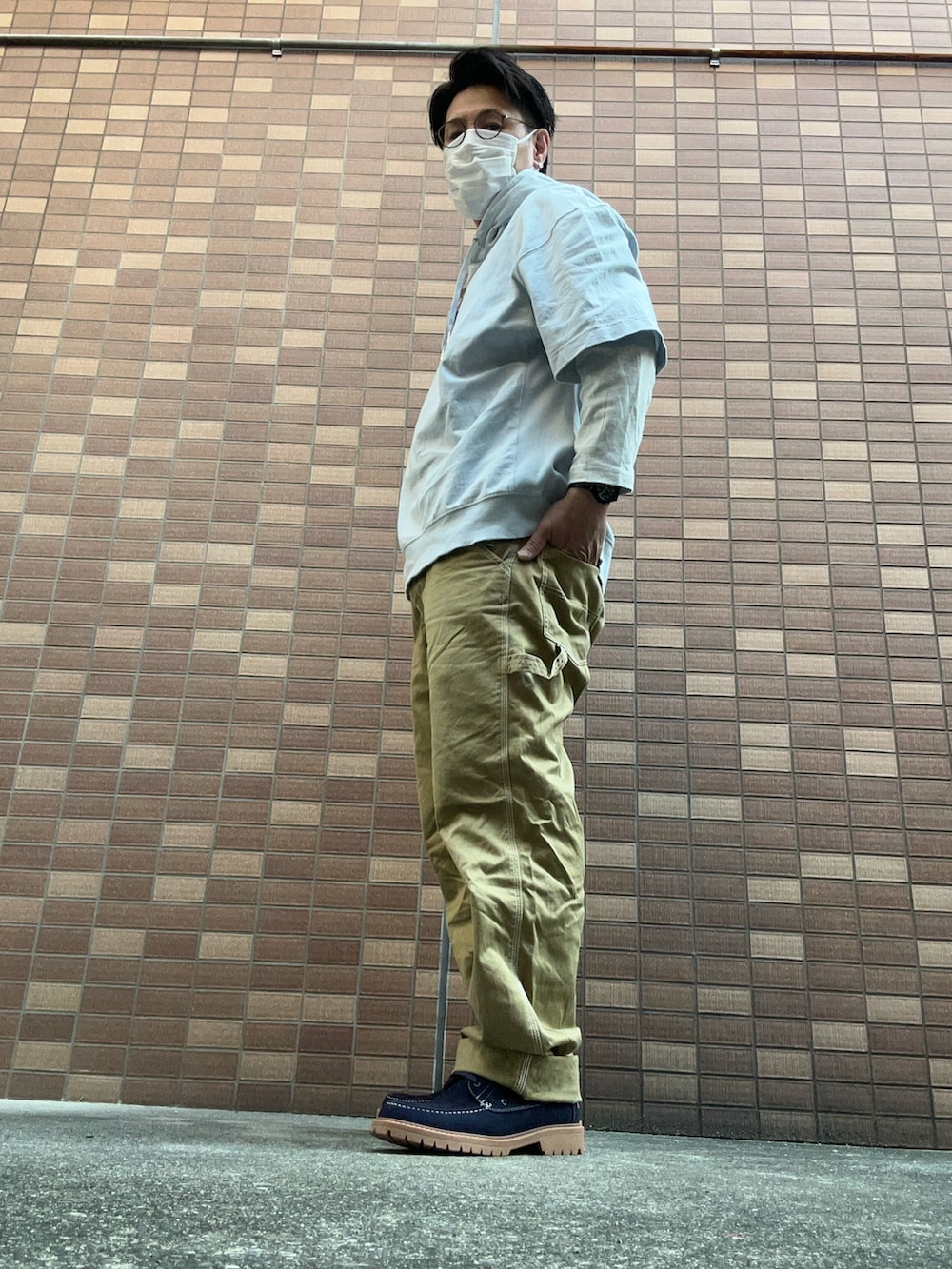 ブルー系のパーカー、シルバー系のTシャツ/カットソー、ベージュ系のチノパンツを着用したメンズの春コーディネートの3枚目の写真