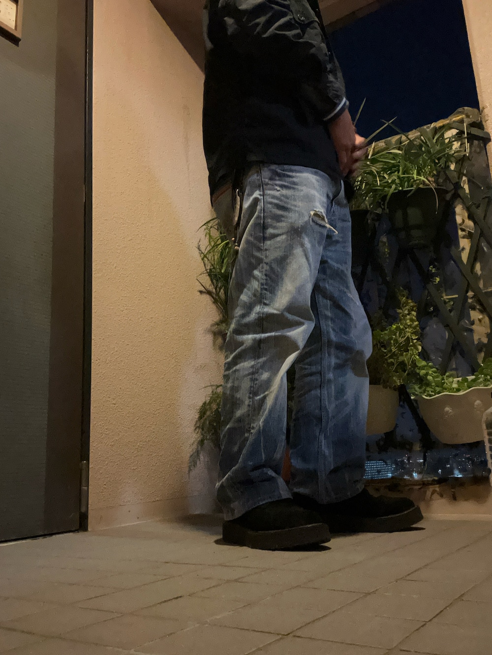 ブラック系のジャケット/アウター、ブラック系のシューズ、グレー系のニット/セーターを着用したメンズの秋コーディネートの3枚目の写真