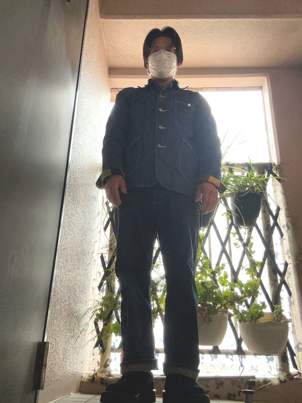 ブルー系のデニムパンツ、ブルー系のデニムジャケット、イエロー系のシャツ/ブラウスを着用したメンズの春コーディネートの2枚目の写真