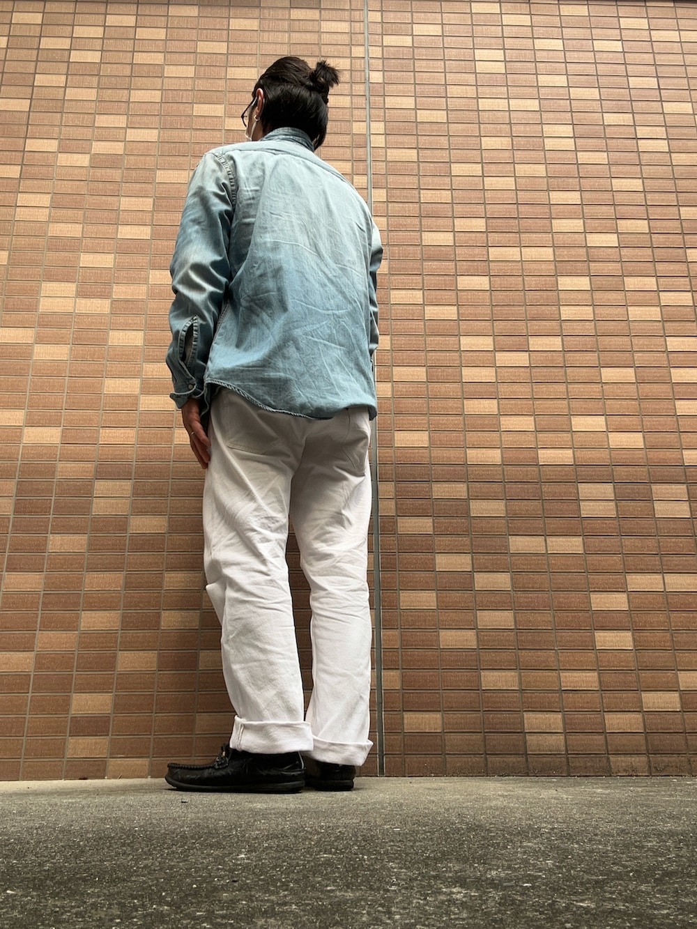 ホワイト系のデニムパンツ、ブルー系のシャツ/ブラウス、ホワイト系のシャツ/ブラウスを着用したメンズの春コーディネートの3枚目の写真