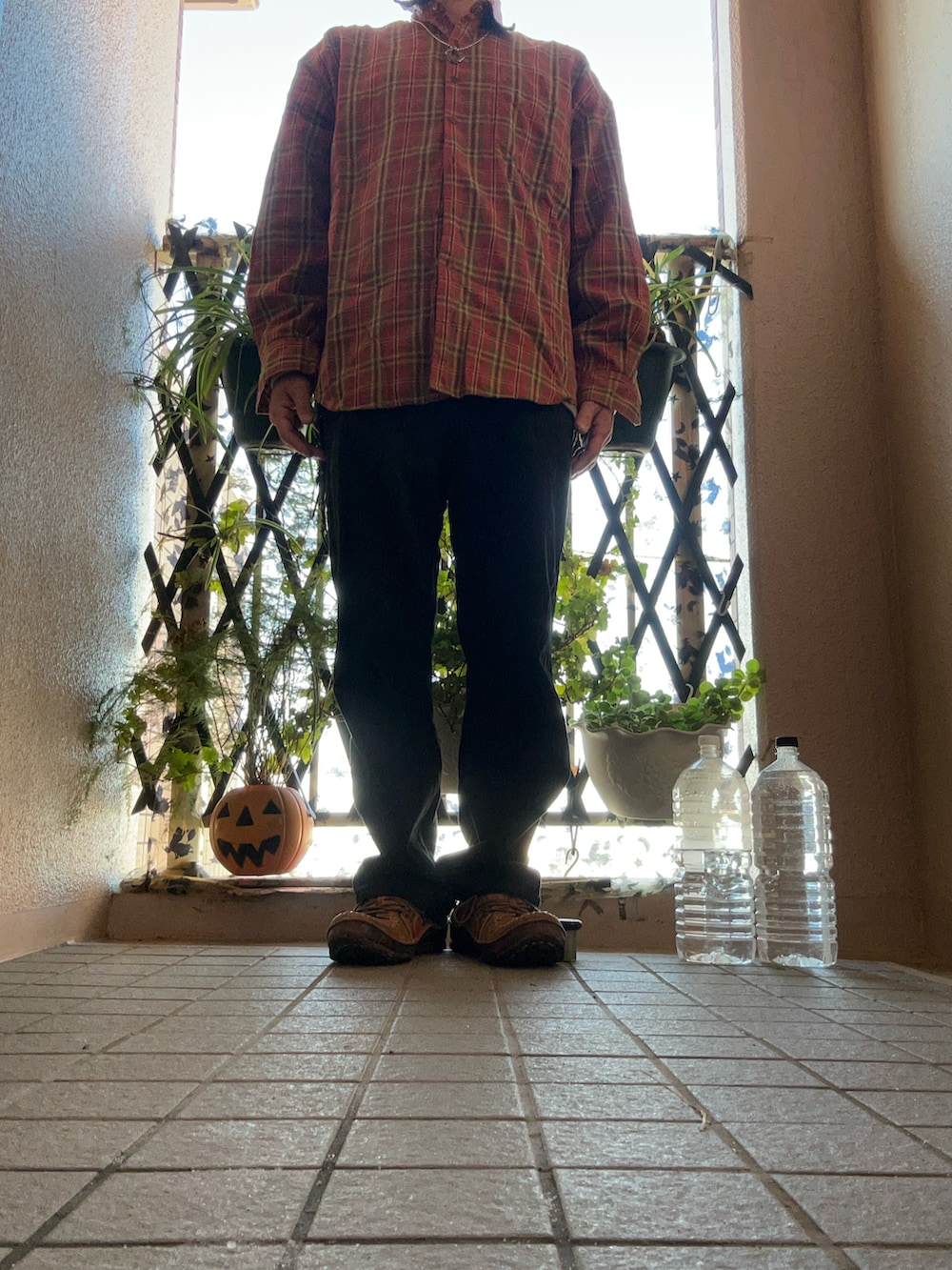 ベージュ系のTシャツ/カットソー、その他のシャツ/ブラウス、ブラウン系のシューズを着用したメンズの秋コーディネートの3枚目の写真