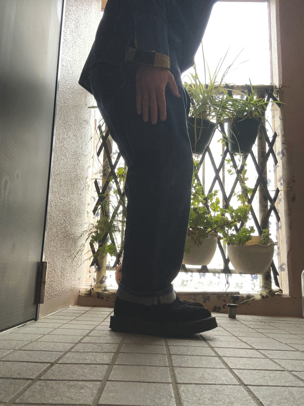 ブルー系のデニムパンツ、ブルー系のデニムジャケット、イエロー系のシャツ/ブラウスを着用したメンズの春コーディネートの3枚目の写真