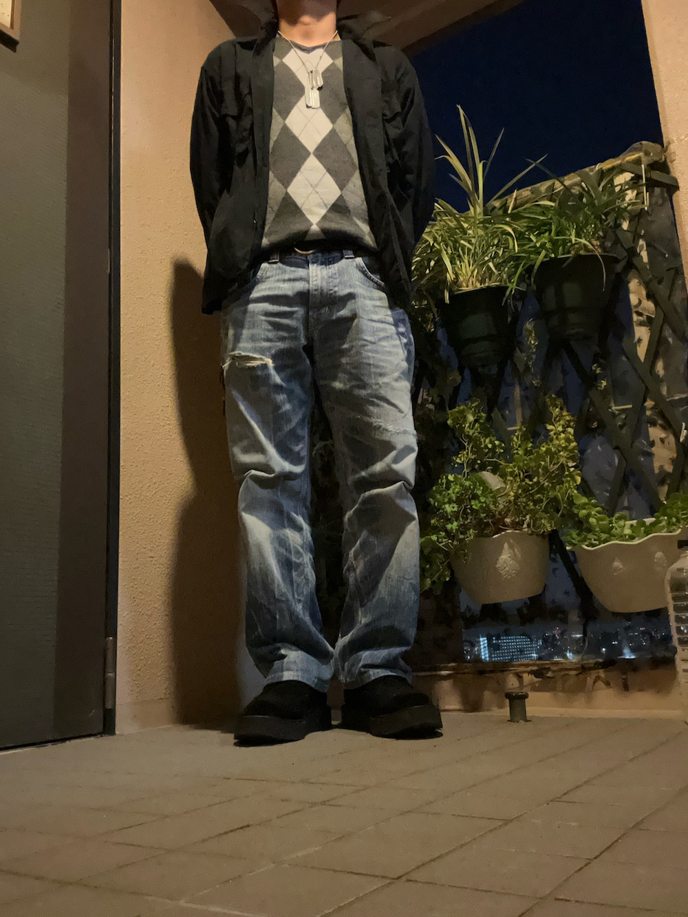 ブラック系のジャケット/アウター、ブラック系のシューズ、グレー系のニット/セーターを着用したメンズの秋コーディネートの2枚目の写真