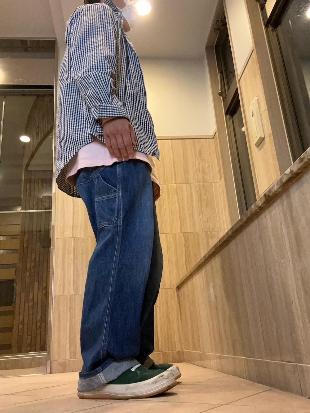 ブルー系のデニムパンツ、ブルー系のシャツ/ブラウス、ピンク系のシャツ/ブラウスを着用したメンズの秋コーディネートの2枚目の写真