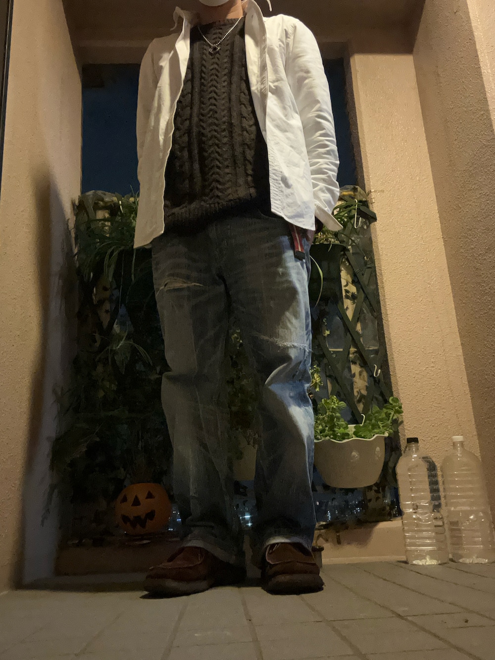 ブルー系のデニムパンツ、ホワイト系のシャツ/ブラウス、ブラウン系のブーツを着用したメンズの冬コーディネートの2枚目の写真