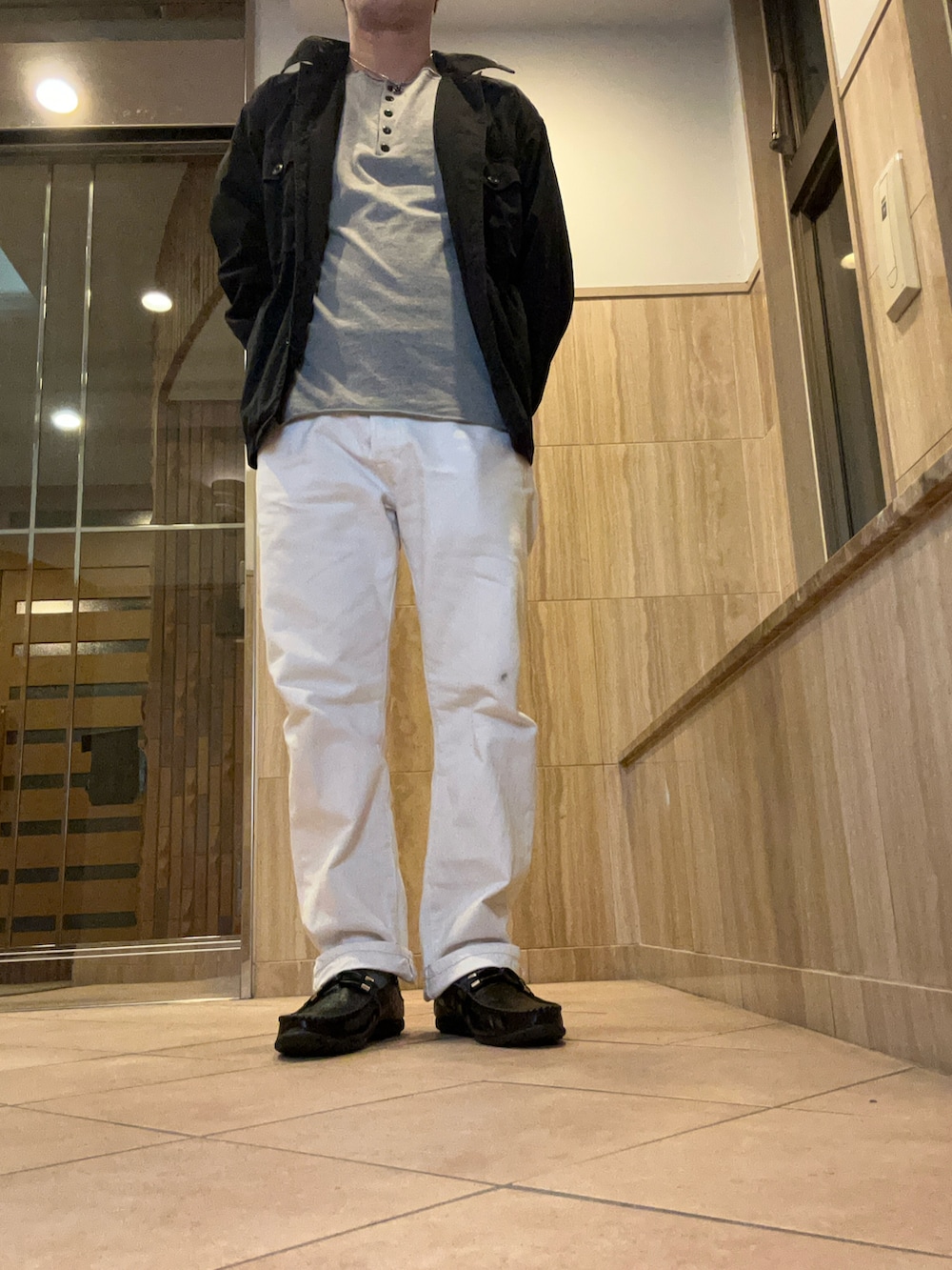 ブラック系のジャケット/アウター、ホワイト系のデニムパンツ、ブラック系のローファーを着用したメンズの秋コーディネートの2枚目の写真