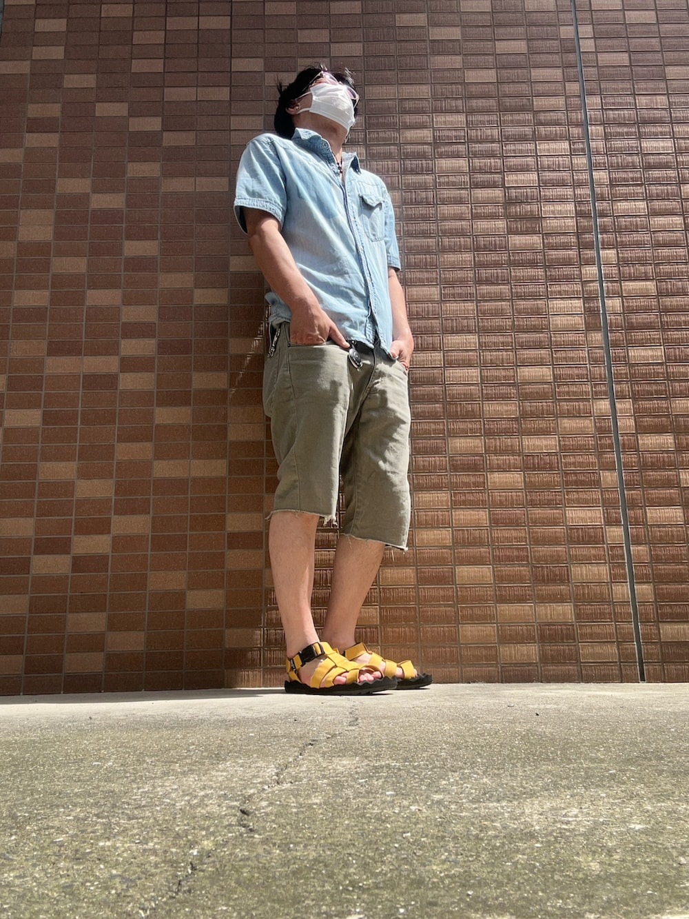 ブルー系のトップス、グリーン系のその他パンツ、イエロー系のサンダルを着用したメンズの夏コーディネートの3枚目の写真
