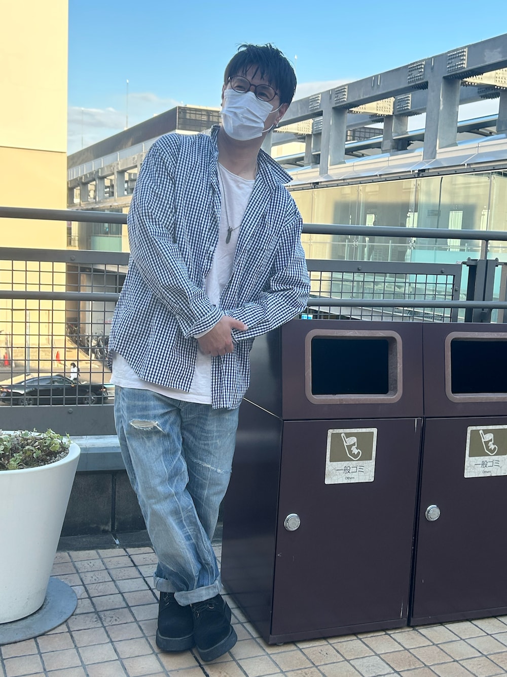 ブルー系のシャツ/ブラウス、ピンク系のシャツ/ブラウス、ブルー系のデニムパンツを着用したメンズの春コーディネートの2枚目の写真