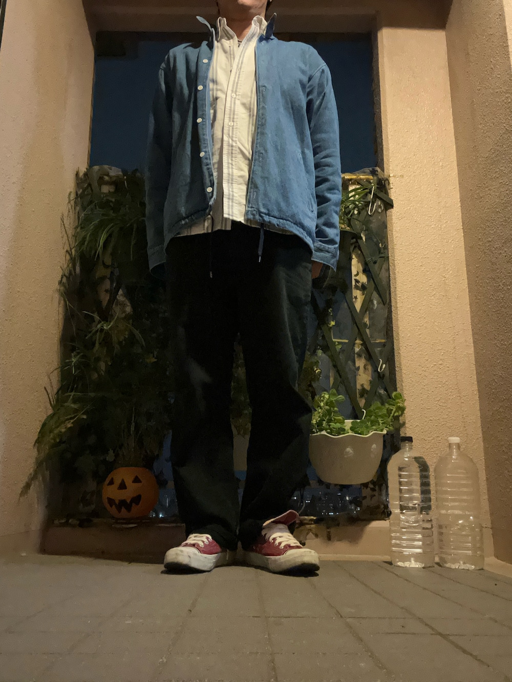 ブラック系のデニムパンツ、レッド系のスニーカー、ブルー系のデニムジャケットを着用したメンズの冬コーディネートの2枚目の写真