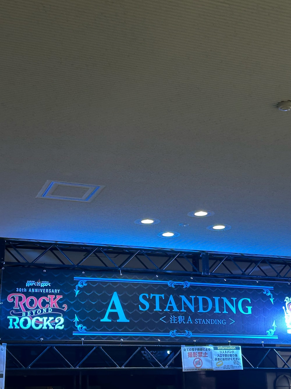 ブラック系のTシャツ/カットソー、ピンク系のTシャツ/カットソーを着用したメンズの秋コーディネートの4枚目の写真