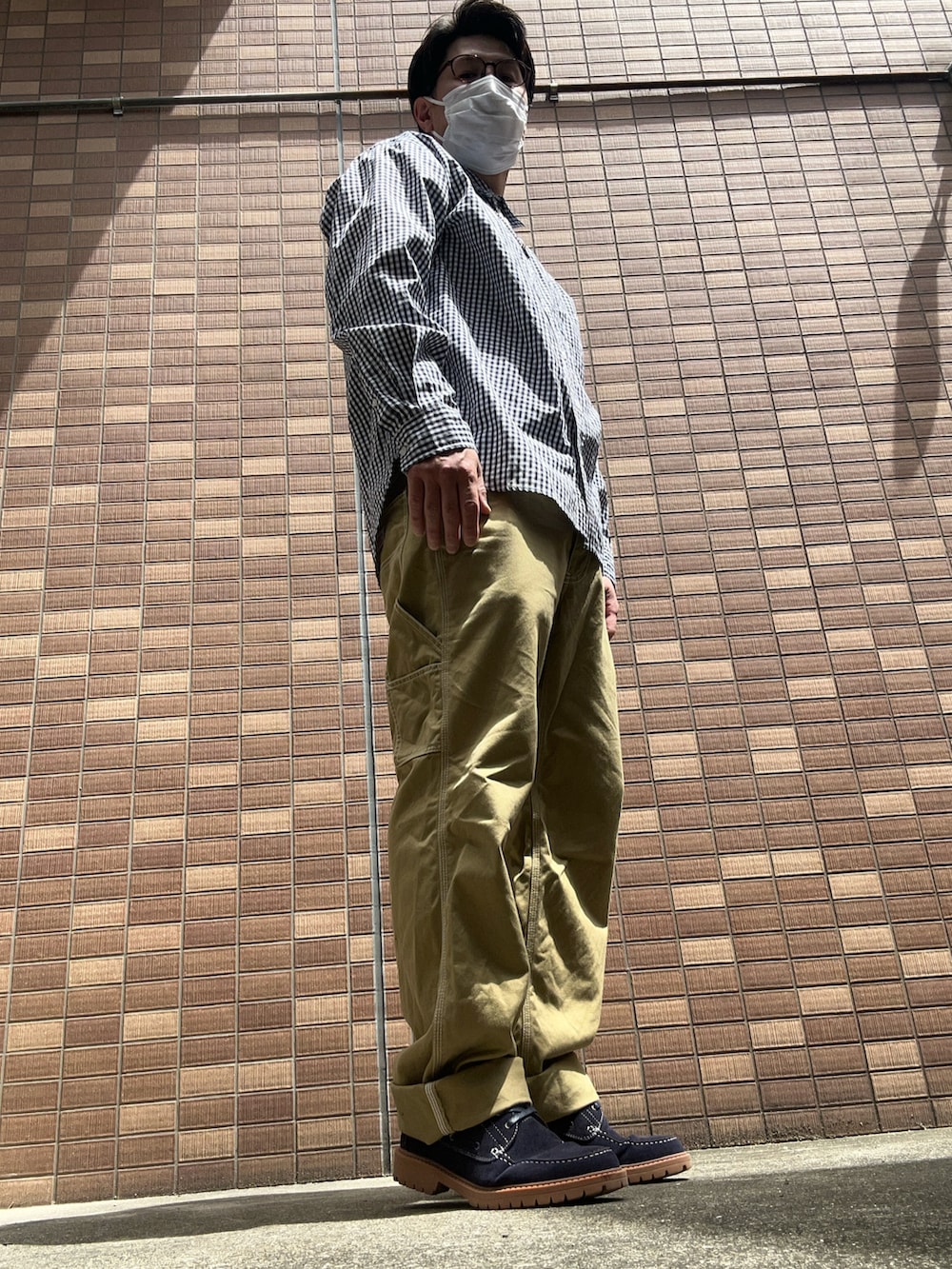 ブルー系のシャツ/ブラウス、ベージュ系のチノパンツ、ブルー系のモカシン/デッキシューズを着用したメンズの春コーディネートの3枚目の写真