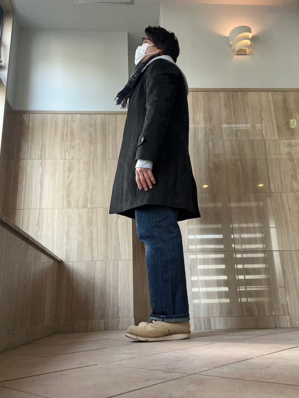 グレー系のニット/セーター、グレー系のパーカー、ブルー系のデニムパンツを着用したメンズの冬コーディネートの3枚目の写真