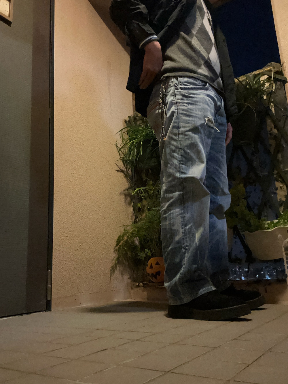 ブラック系のジャケット/アウター、ブラック系のシューズ、グレー系のニット/セーターを着用したメンズの秋コーディネートの4枚目の写真