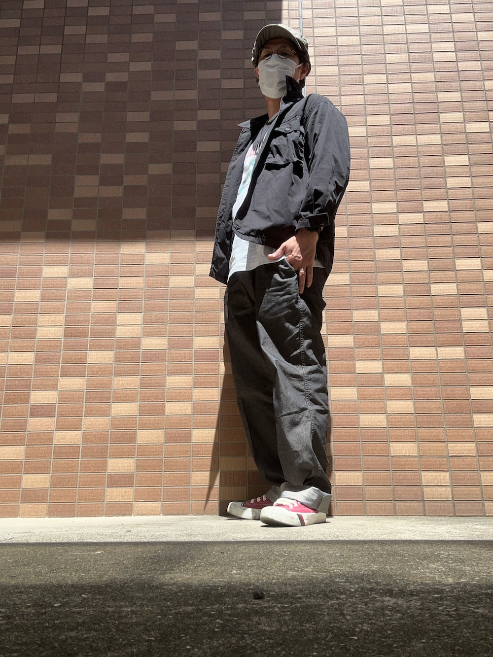レッド系のスニーカー、ホワイト系のTシャツ/カットソー、ブラック系のジャケット/アウターを着用したメンズの春コーディネートの2枚目の写真
