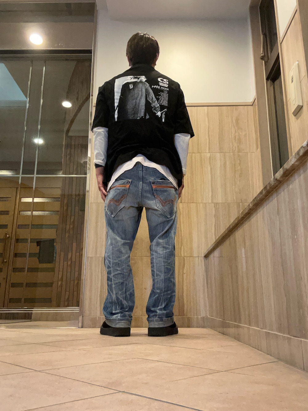 ブラック系のTシャツ/カットソー、ピンク系のTシャツ/カットソーを着用したメンズの秋コーディネートの2枚目の写真