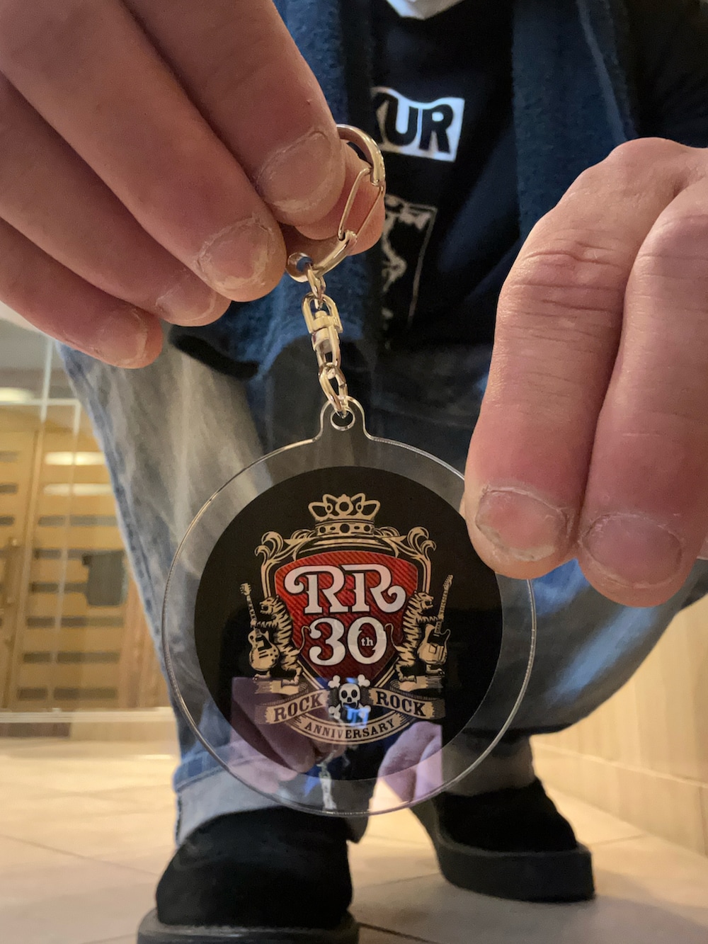 ブラック系のTシャツ/カットソー、ピンク系のTシャツ/カットソーを着用したメンズの秋コーディネートの3枚目の写真