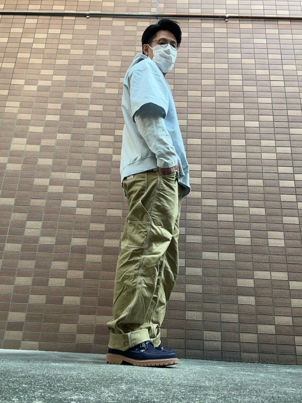 ブルー系のパーカー、シルバー系のTシャツ/カットソー、ベージュ系のチノパンツを着用したメンズの春コーディネートの2枚目の写真