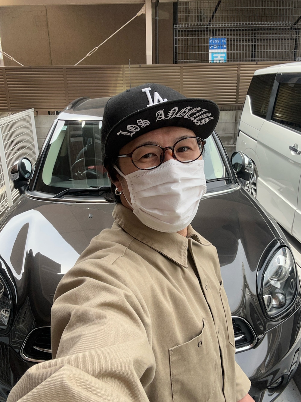 ブラウン系のスラックス、レッド系のスニーカー、ブルー系のスウェットを着用したメンズの春コーディネートの3枚目の写真