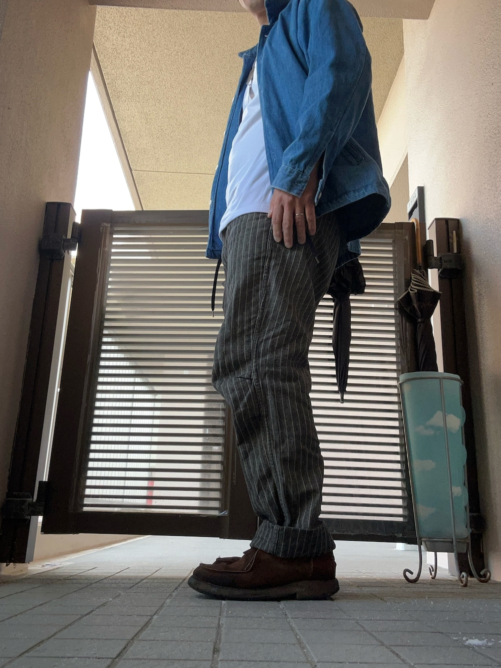 ホワイト系のシャツ/ブラウス、ブルー系のデニムジャケット、グレー系のその他パンツを着用したメンズの秋コーディネートの2枚目の写真