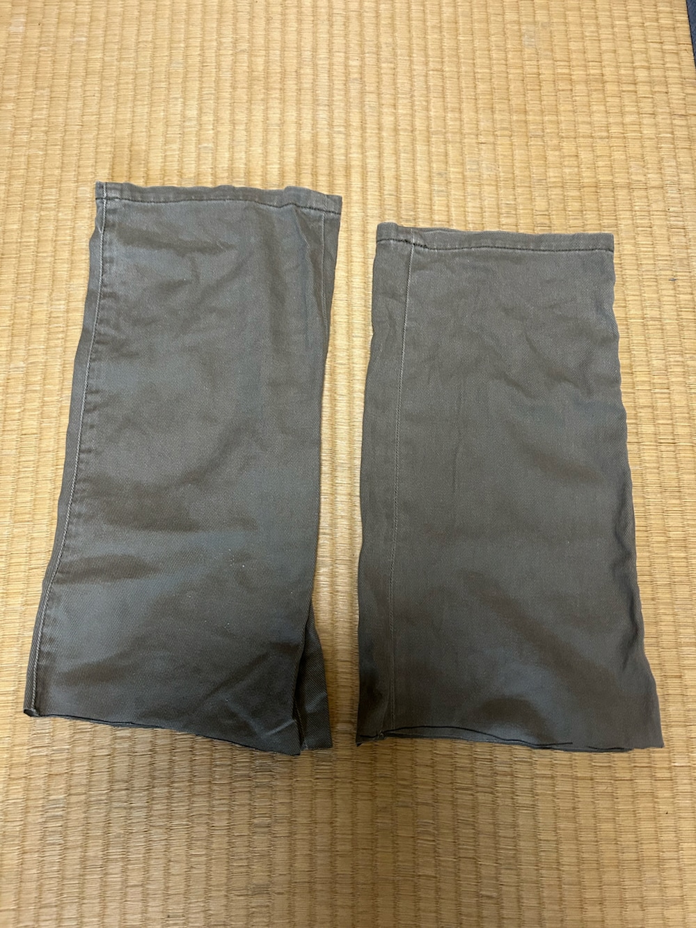 ホワイト系のポロシャツ、グリーン系のパンツ、ブラック系のその他シューズを着用したメンズの夏コーディネートの4枚目の写真