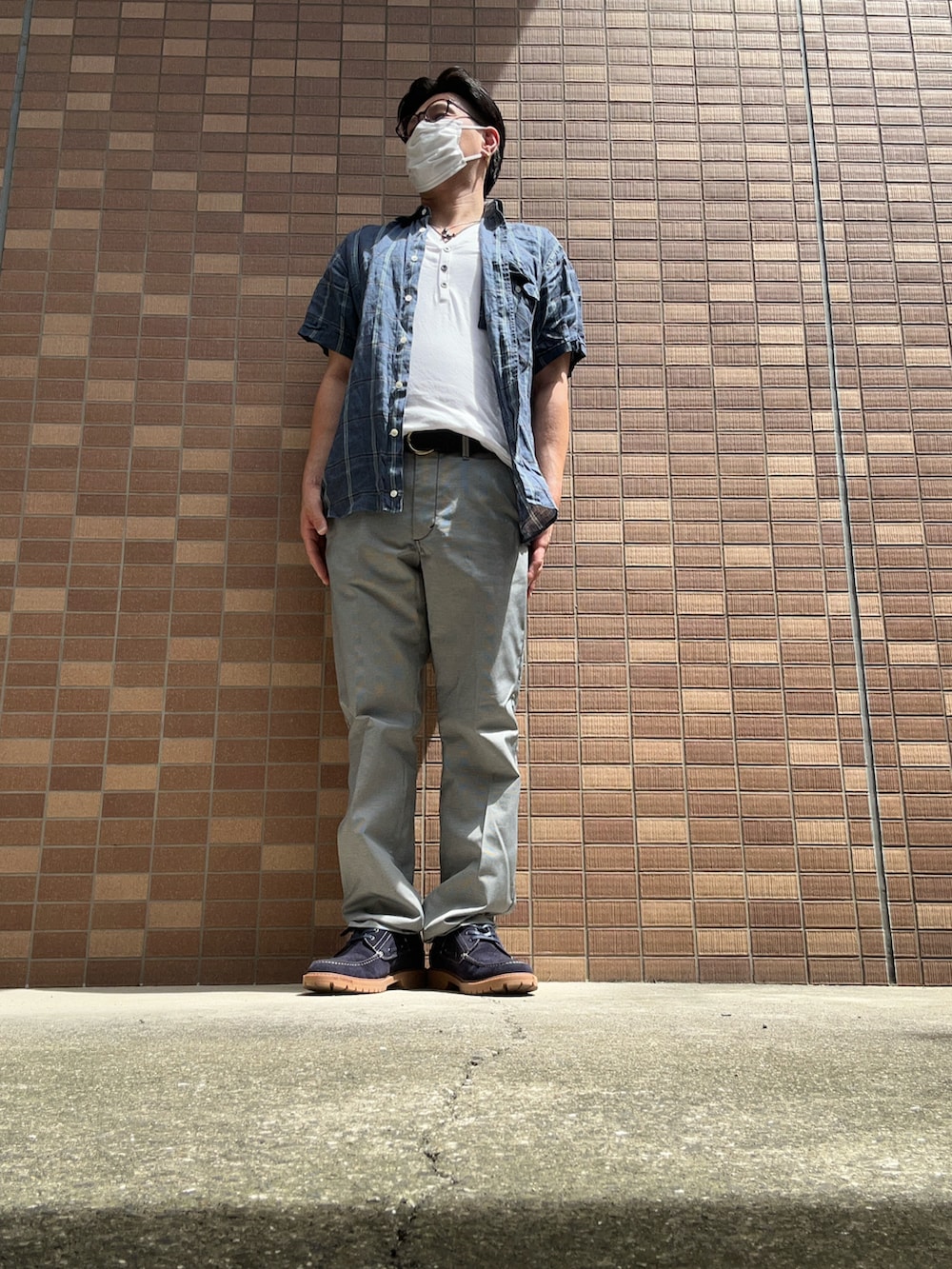 ブルー系のシャツ/ブラウス、ホワイト系のTシャツ/カットソー、ブラック系のジャケット/アウターを着用したメンズの夏コーディネートの2枚目の写真